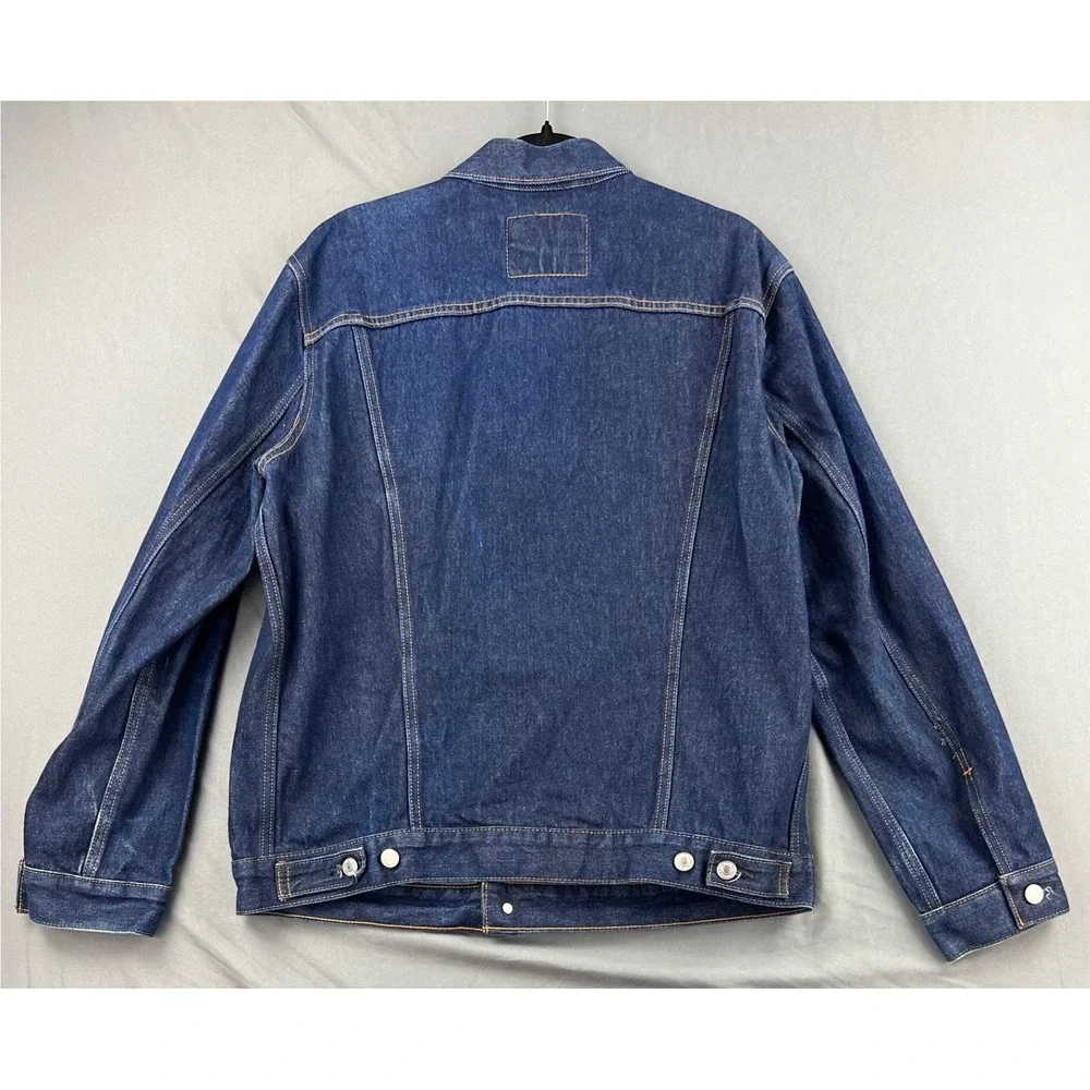 Levis ships from